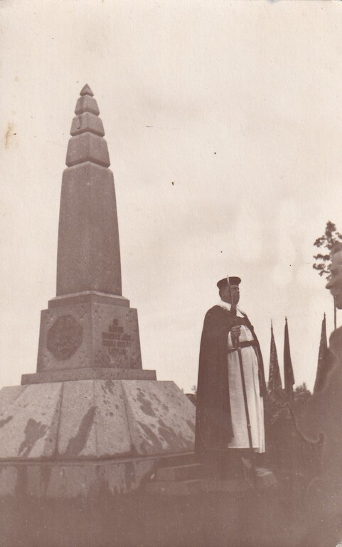 Памятник в Ложметейкальни.