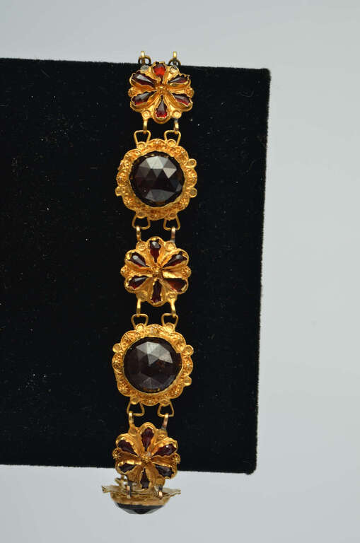 Gold bracelet with garnets