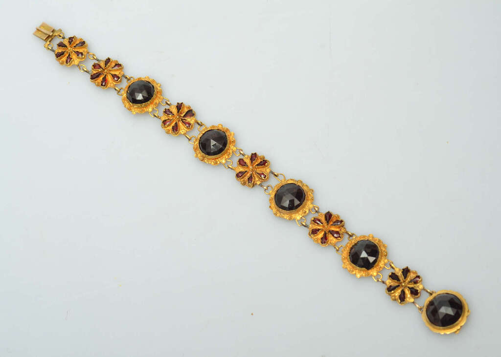 Gold bracelet with garnets