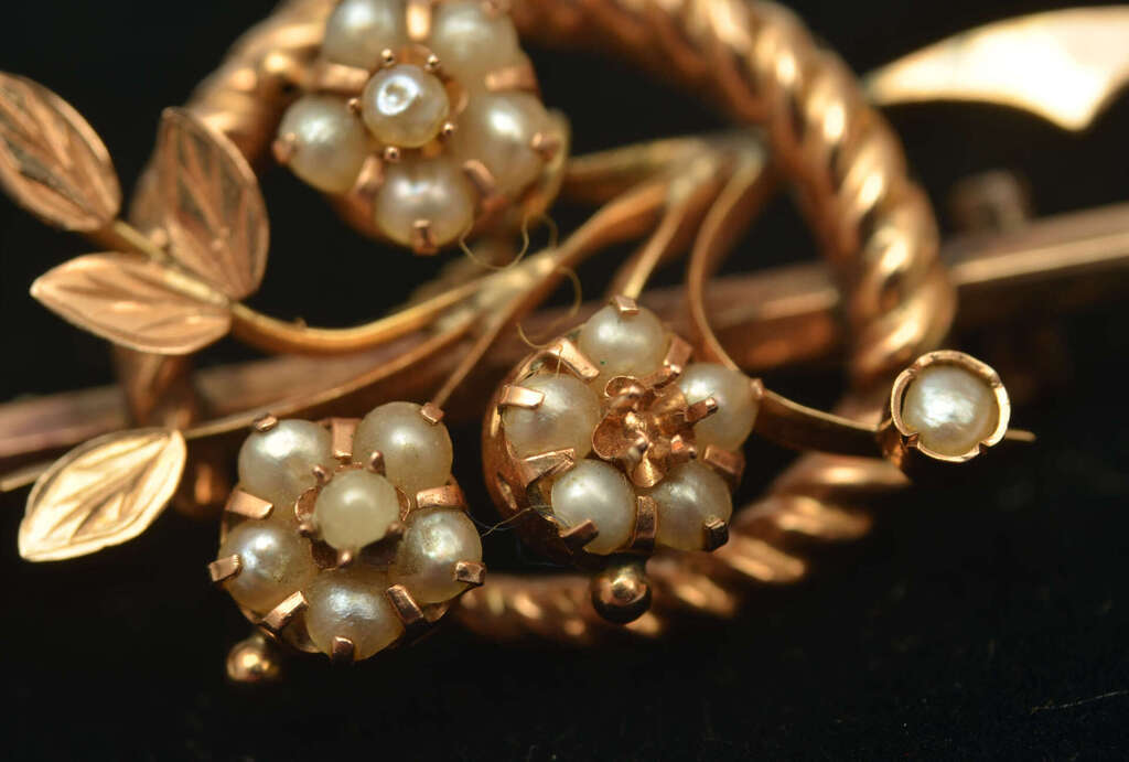 Zelta piespraude ar dabiskajām pērlēm