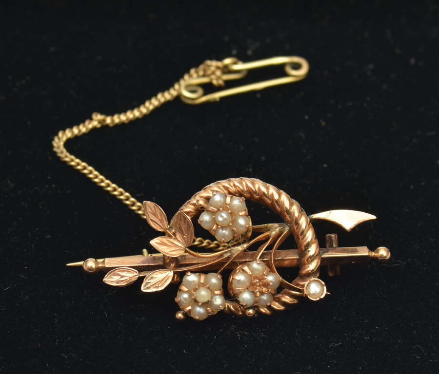 Gold brooch with natural pearls