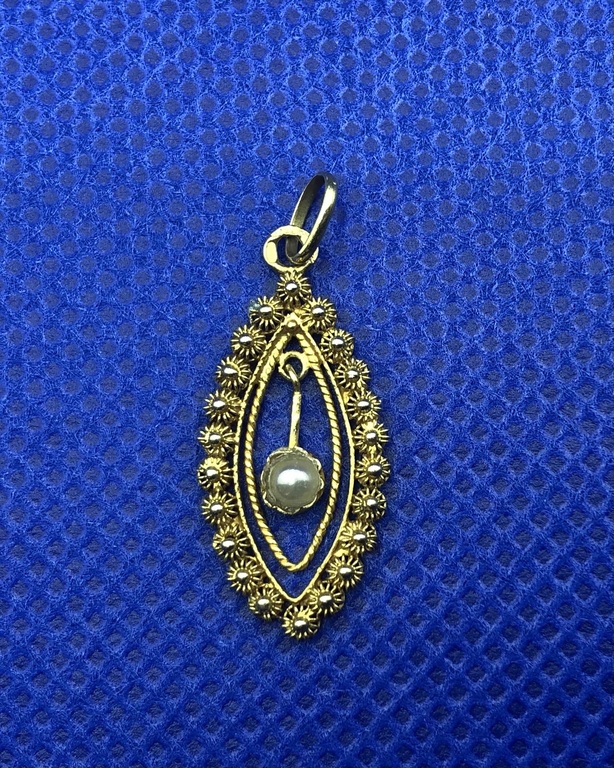 Filigree gold pendant with pearl