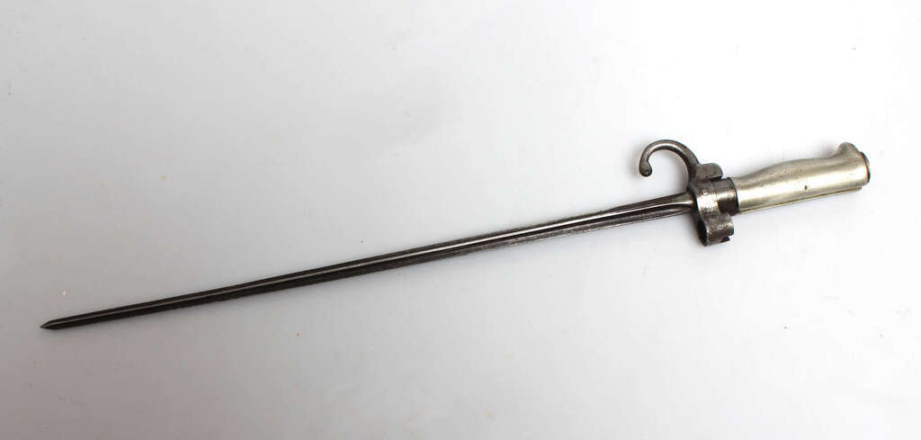 Четырехсторонний штык М-le обр. 1866/93 г. с металлическими ножнами для винтовок системы Лебель.