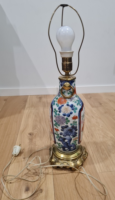 Porcelāna/metāla galda lampa ar japāņu rokas  gleznojuma motīviem
