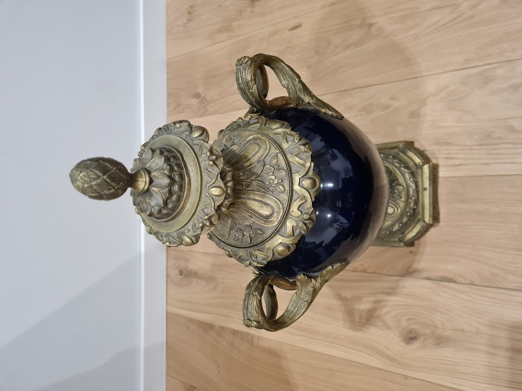 Декоративная фарфоровая ваза с бронзовым декором.