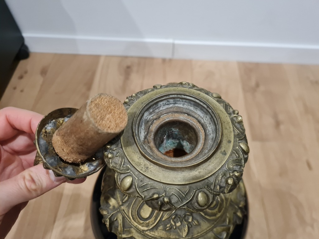 Декоративная фарфоровая ваза с бронзовым декором.