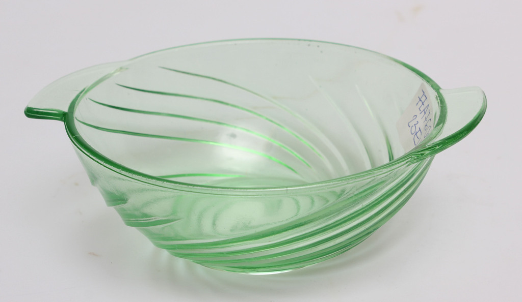Чаша из уранового стекла в стиле арт-деко