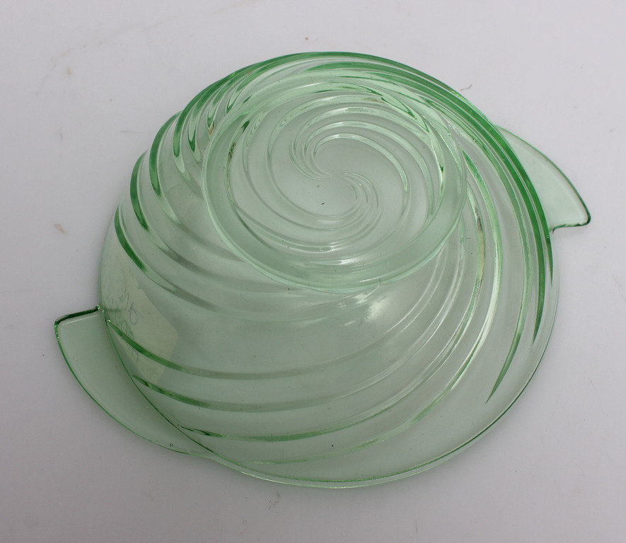 Чаша из уранового стекла в стиле арт-деко