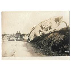 Британский танк Первой мировой войны, разгромленный немецкими противниками