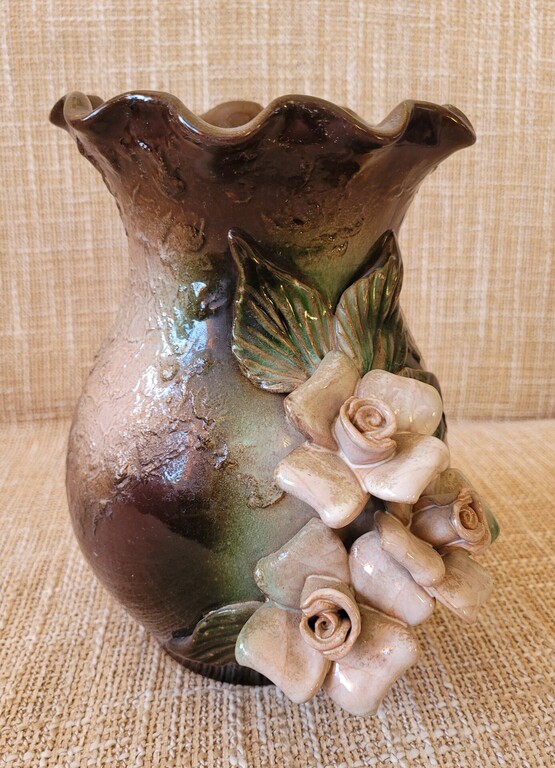 Keramikas vāze ar rozēm.