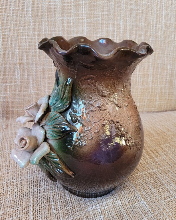 Керамическая ваза с розами.