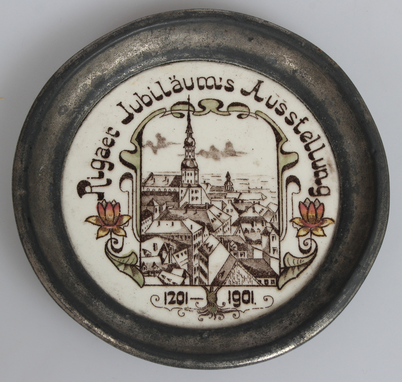 Apgleznots porcelāna dekoratīvais šķīvis ar metāla apdari 