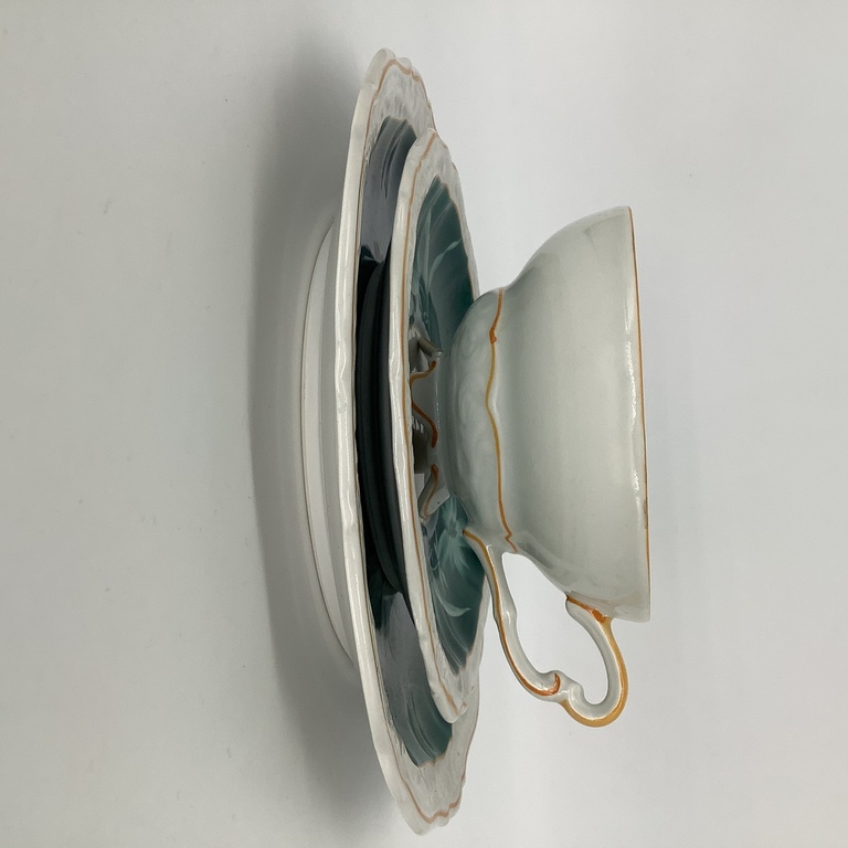 Tējas pāris un kūkas šķīvis Lichte.Klemo 1949. Figurēts rokturis, šķīvju kājas un malas, ar roku apgleznoti