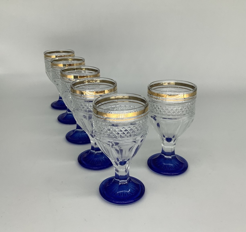 Crystal glasses. Stichelny carving. Gold lining. Italy 1940-50.