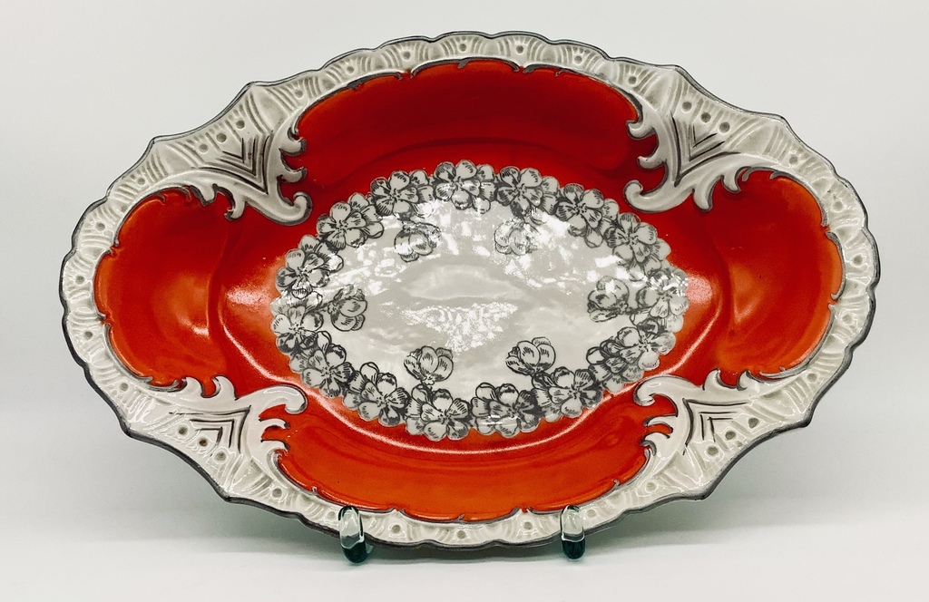 Oscar Schlegemilch, Large, oval dish with an openwork edge and hand-painted. Excellent preservation. Last century.