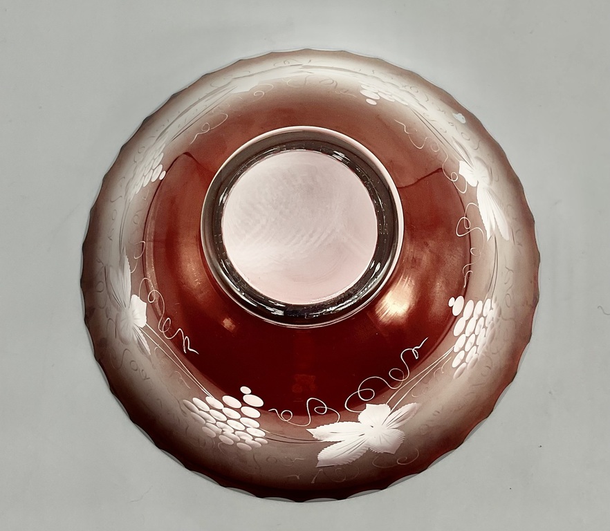 Салатник из рубинового стекла с ручной шлифовкой. Вторая половина 20-го века