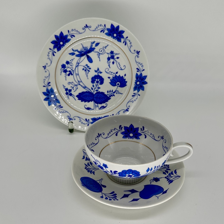 Tea pair and cake plate. 60s. Cobalt painting - bulbs.
