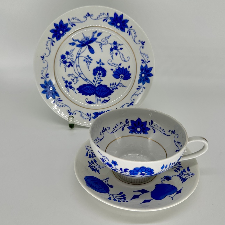 Tea pair and cake plate. 60s. Cobalt painting - bulbs.