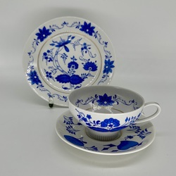 Tējas pāris un kūkas šķīvis. 60. gadi. Kobalta krāsošana -sīpolraksts.