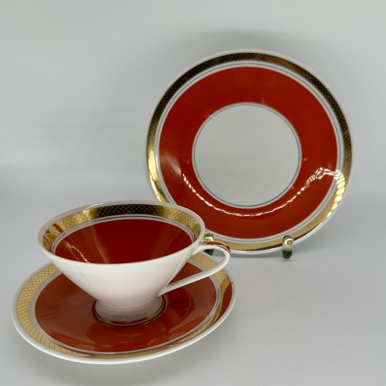 Tējas pāris un kūkas šķīvis. Art Deco 60. gs. Zelta lapu apmales. 