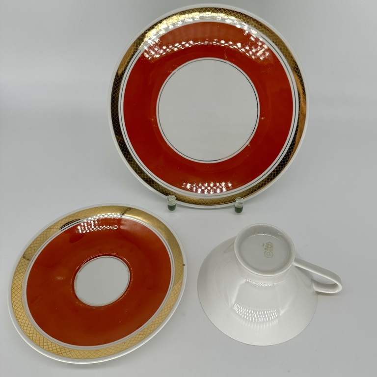 Tējas pāris un kūkas šķīvis. Art Deco 60. gs. Zelta lapu apmales. 