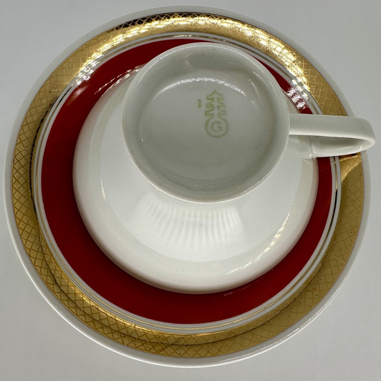 Tea pair and cake plate. Art Deco 60th century. Gold leaf edging. 