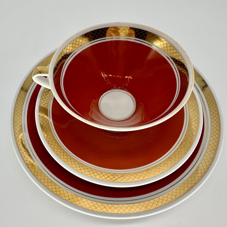 Чайная пара и тарелка для торта. Арт-Деко 60 век года. Кант из сусального золота. 