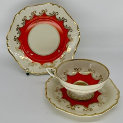 Tējas pāris un kūkas šķīvis. 20. gadi. Roku gleznojums
