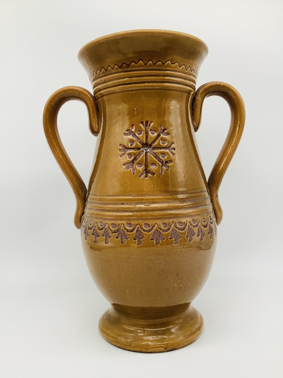 Большая латышская ваза с двумяручками и национальным орнаментом.19 век.