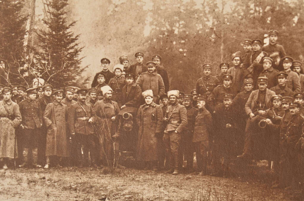 Групповые фотографии солдат, латышских лучников и астро-венгерских пехотинцев. 2 шт.