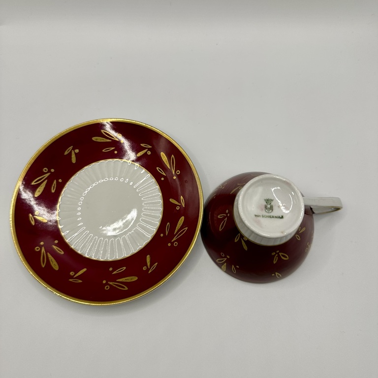 A pair of teas, decorated with gold ornaments, porcelain, covering, gilding