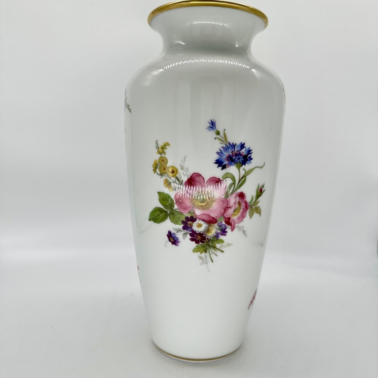 KPM vase, hand-painted by Meissen Manufaktur. End of 20. Century. Very rare 