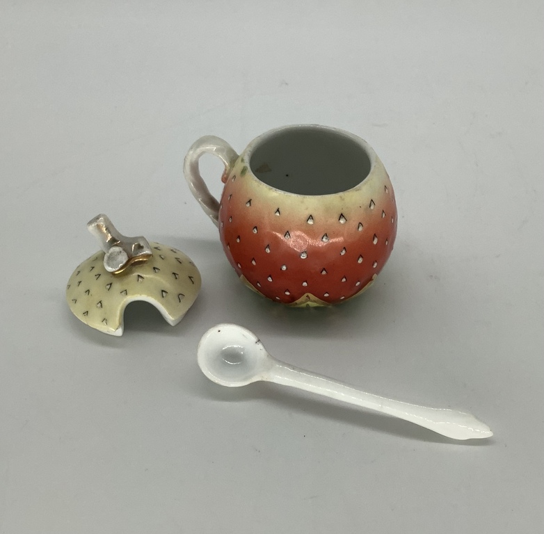 Salt shaker “Strawberry”, Tsarist Russia, Kuznetsov plant. From the collection