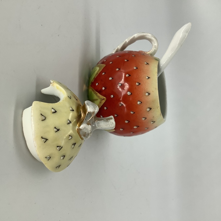 Salt shaker “Strawberry”, Tsarist Russia, Kuznetsov plant. From the collection