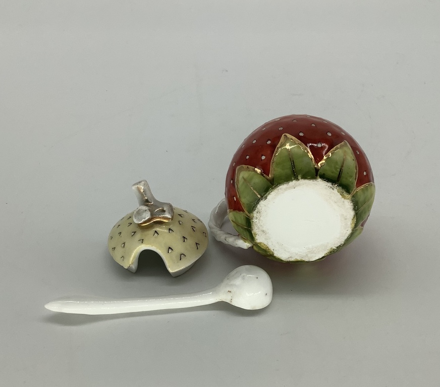 Salt shaker “Strawberry”, Tsarist Russia, Kuznetsov plant. From the collection