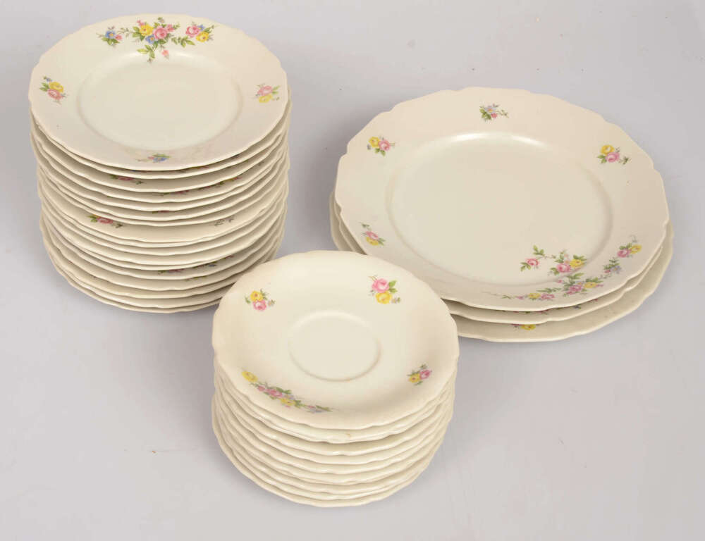 Jessen porcelain dinner, dessert plates and saucers