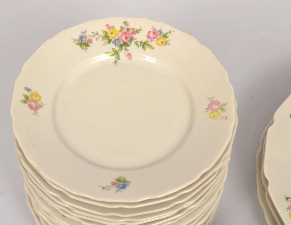 Jessen porcelain dinner, dessert plates and saucers