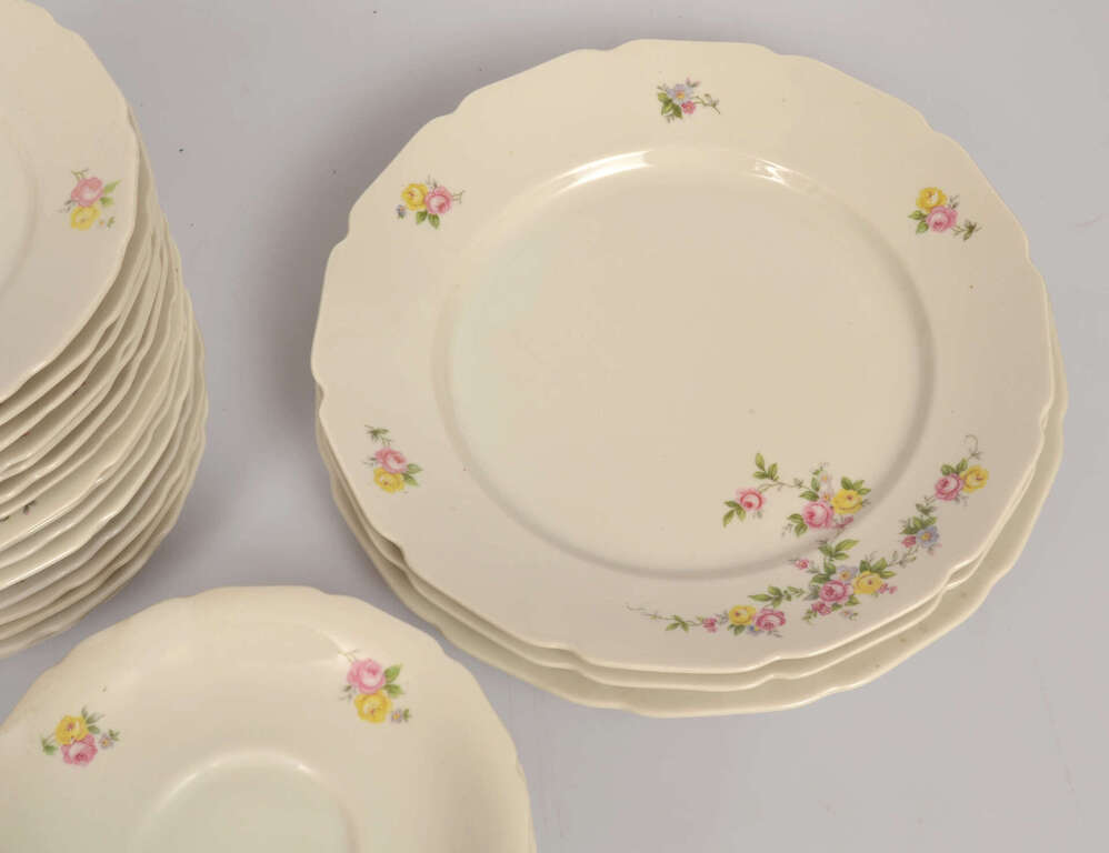 Jessen porcelain dinner, dessert plates and saucers