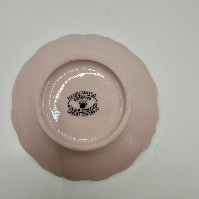 Krūze un apakštase no rozā porcelāna 