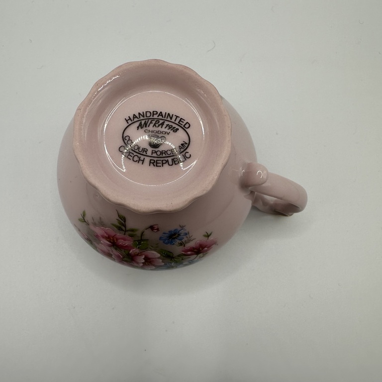 Krūze un apakštase no rozā porcelāna 