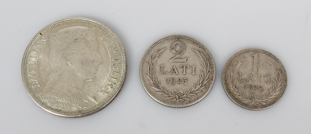 3 sudraba monētas - 5 lati, 1 lats, 2 lati