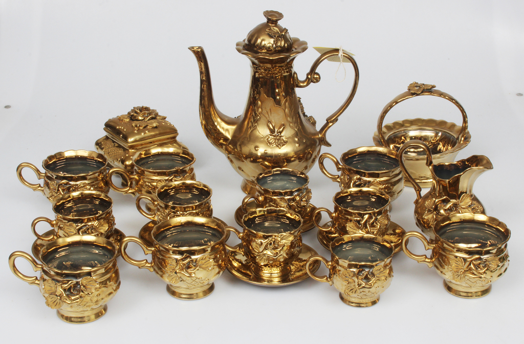 Porcelain serving set with gilding for 6 persons