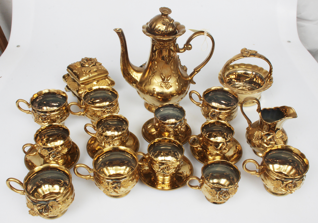 Porcelain serving set with gilding for 6 persons