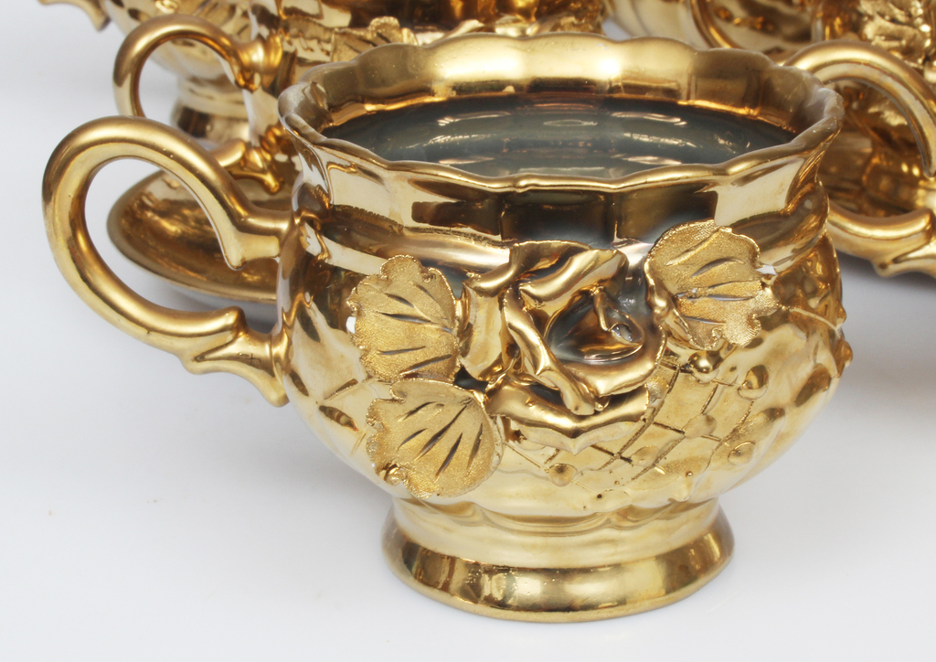 Porcelain serving set with gilding for 6 persons