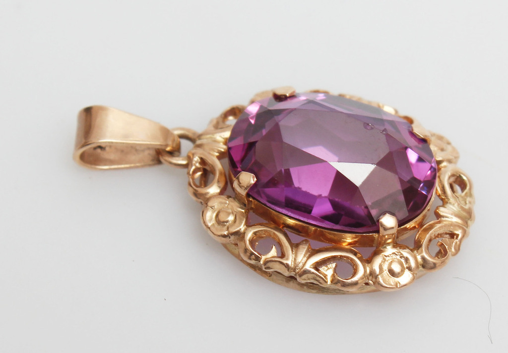 Gold pendant with synthetic ruby