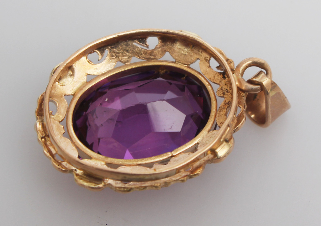 Gold pendant with synthetic ruby