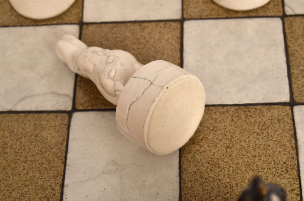 Šahs ar akmens figūrām.