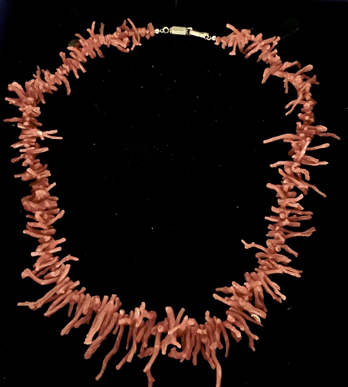 Coral necklace. Excellent condition. Rich color