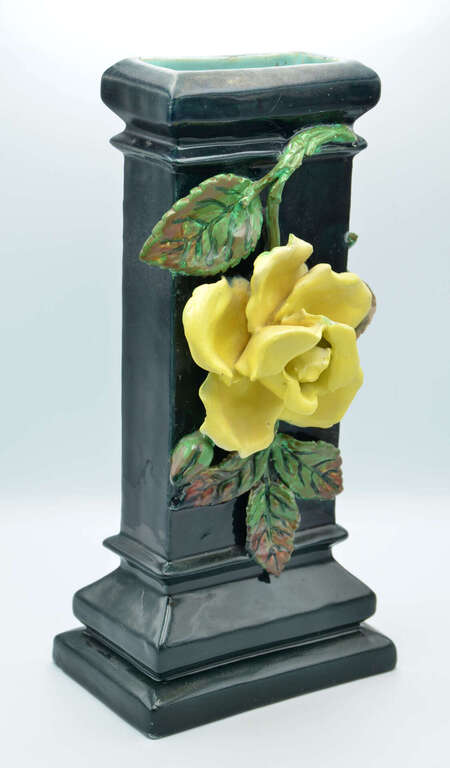 Decorative majolic vase