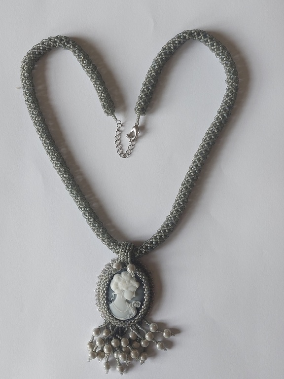 Beaded necklace with gray cameo 